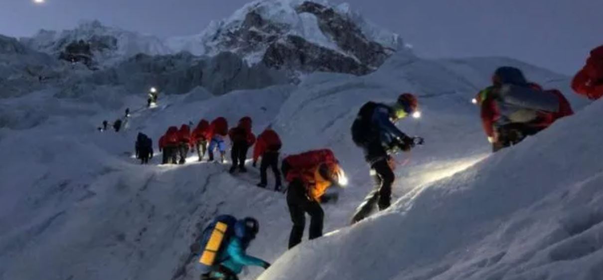 सगरमाथामा अब मलमूत्र छाड्न नपाइने, आफ्नो मलमूत्र फिर्ता ल्याउनुपर्ने