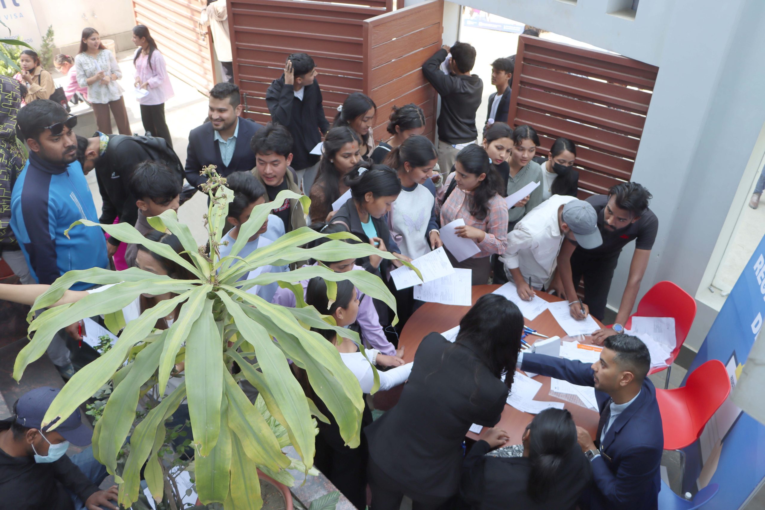 भरतपुरको एक्सपर्ट एजुकेशन कन्क्लेभमा विद्यार्थीको भिड, डिआरएससंग फोटो खिच्न तछाडमछाड