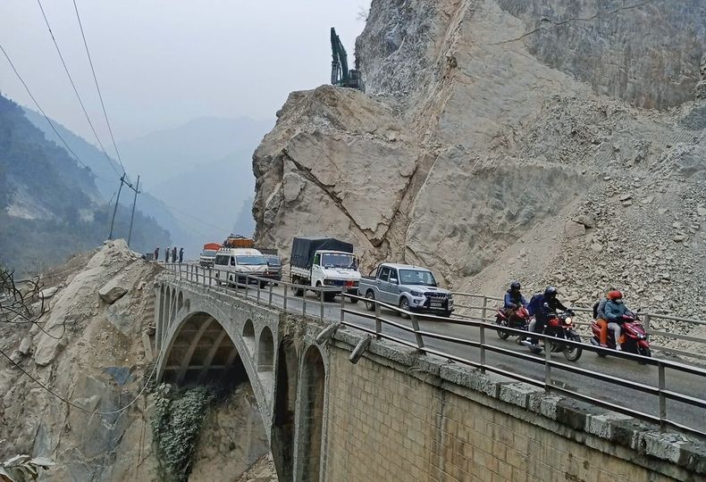 नारायणगढ–मुग्लिन सडकः पच्चीस ठाउँमा पहिरोको जोखिम