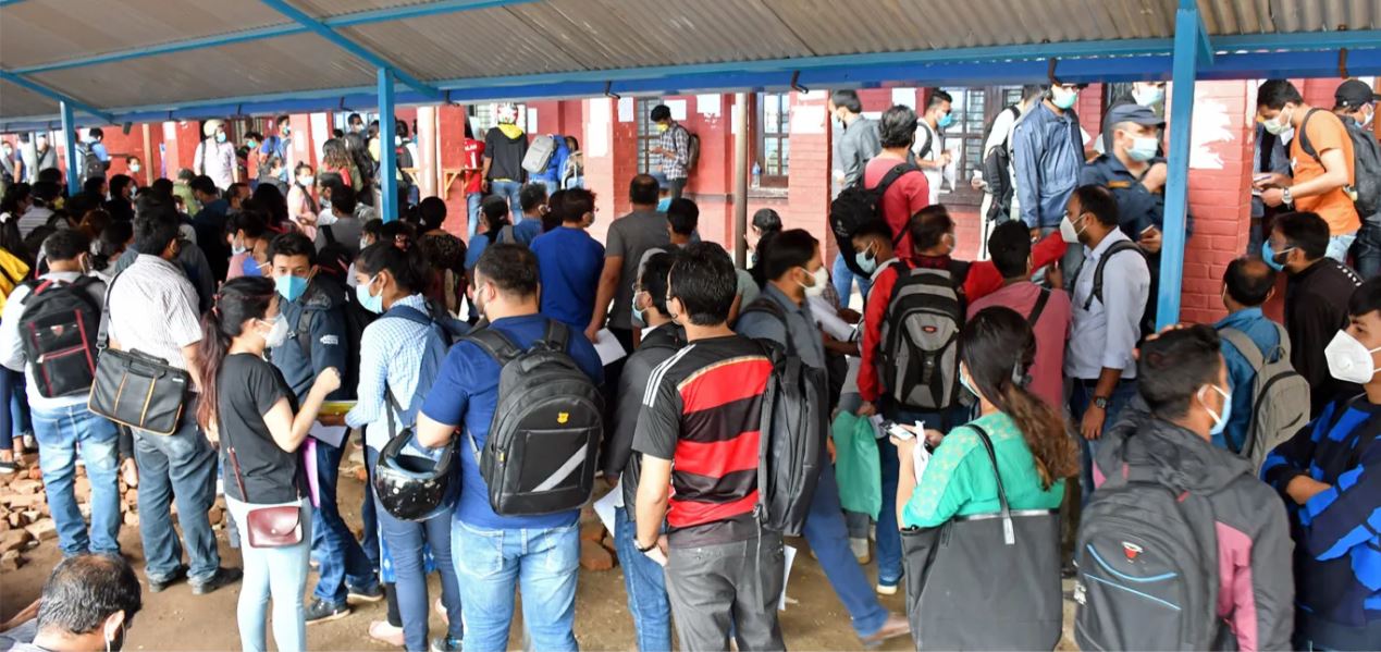 वैदेशिक अध्ययन शाखामा एनओसी लिने विद्यार्थीको थामिनसक्नु भिड