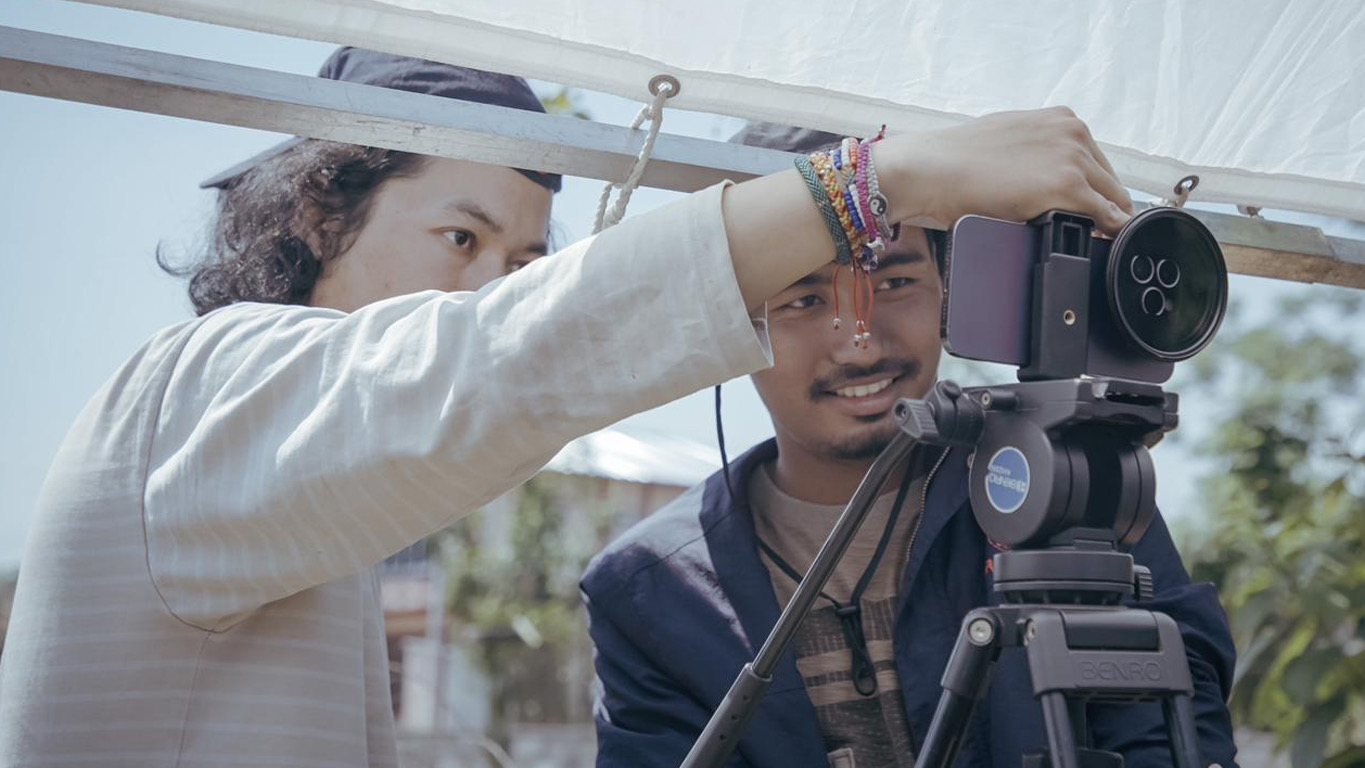 चितवनका युवाहरुले  मोबाइलले खिचेर गरे फिल्म तयार