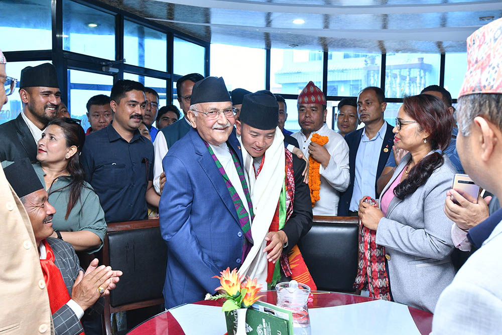 ओलीको अँगालोमा सुहाङ !