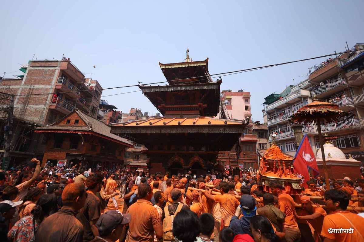 डिलमा बसेर जात्रा हेर्दाहेर्दै पोखरीमा खसेका पुरुषको मृत्यु