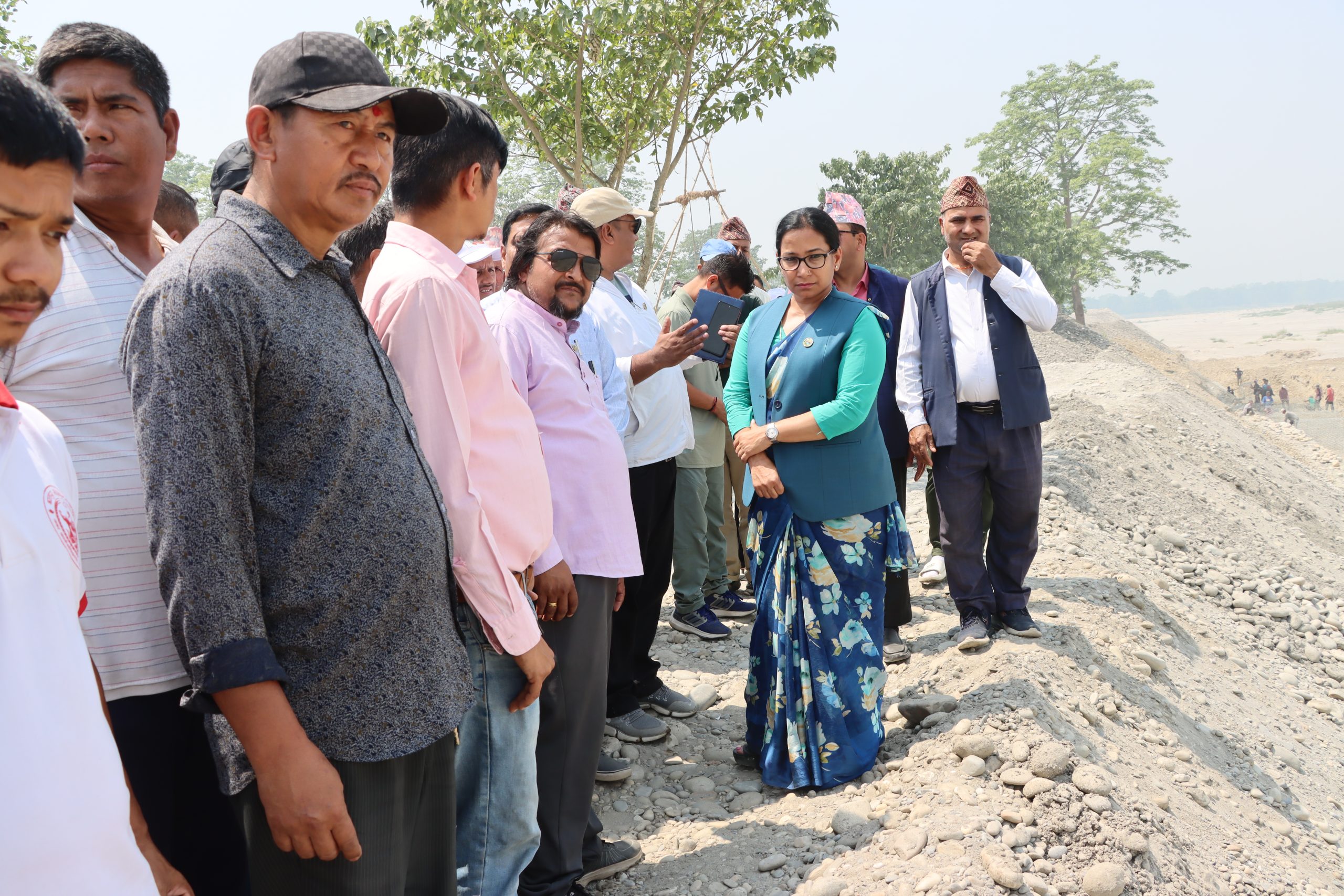 नारायणी नदी तटबन्धको मेयर दाहालद्वारा अनुगमन