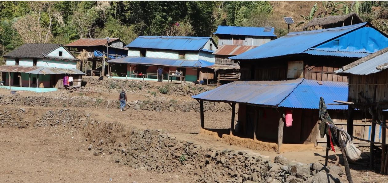 चितवनको चेपाङ गाउँमा खरको छानो विस्थापित