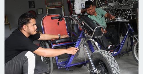 चितवनका युवाले इलेक्ट्रिक ह्विलचियर निर्माण गरिदिएपछि शिक्षक बम्जनलाई हिँडडुल गर्न सहज