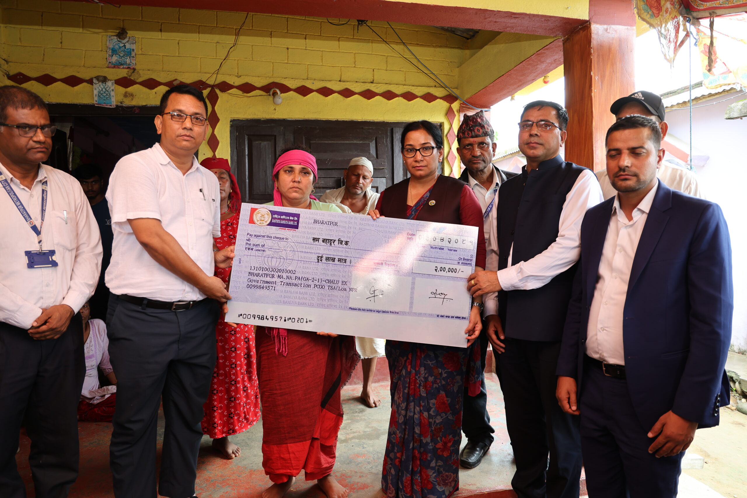 महानगरले दियो स्व. सुदिप विकको परिवारलाई रु दुई लाख