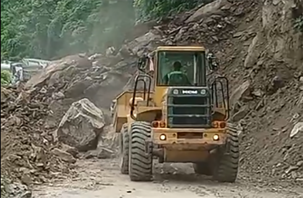 पहिरोले मुग्लिन–मलेखु सडक अवरुद्ध