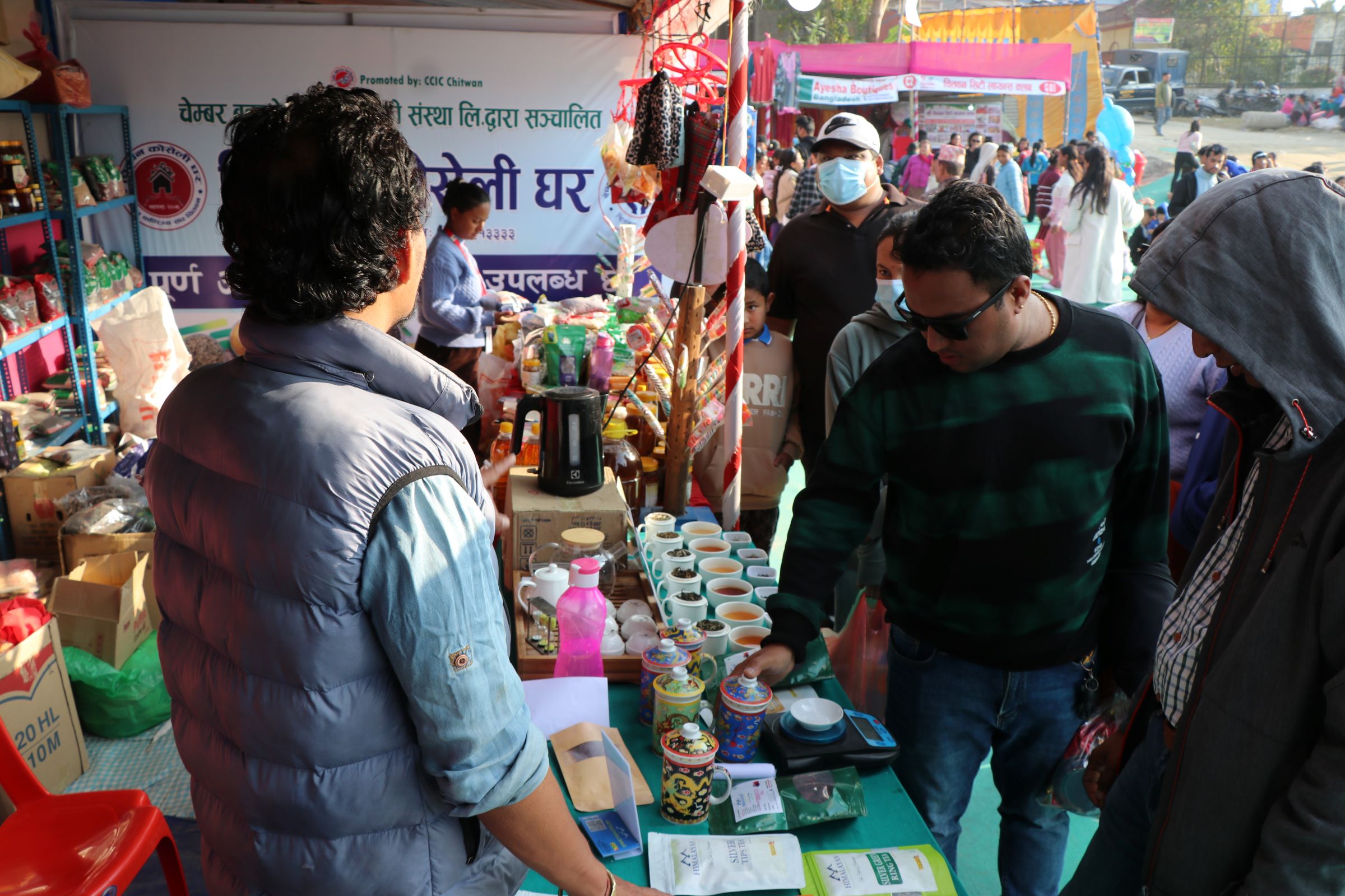 चितवन महोत्सवमा युवा उद्यमलाई प्रोत्साहन : थरीथरीका चिया निशुल्क चखाउँदै हिमालयन चिया