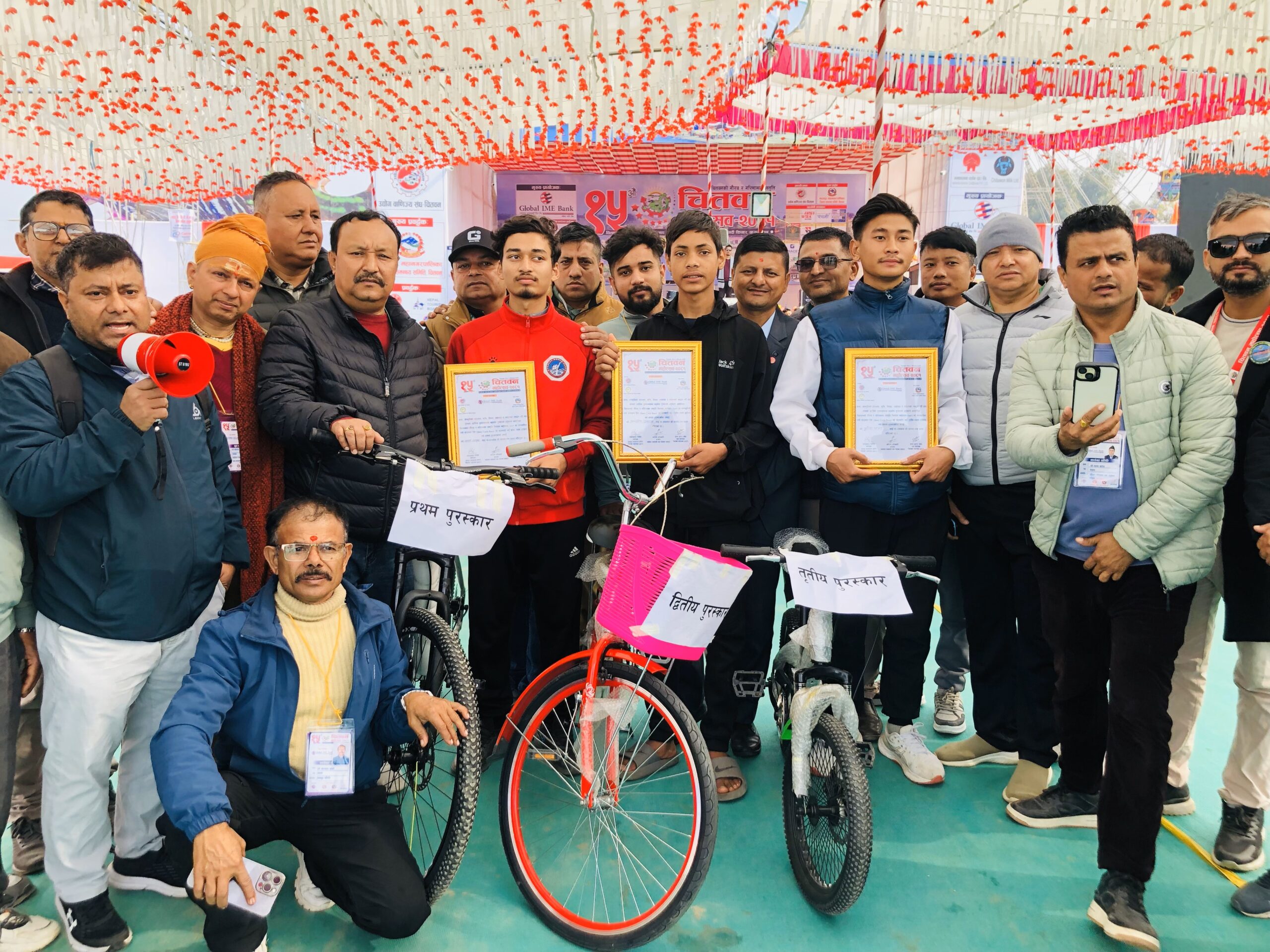चितवन महोत्सवमा स्लो साइकल रेस प्रतियोगिता सम्पन्न, विजेताहरुलाई साइकल पुरस्कार