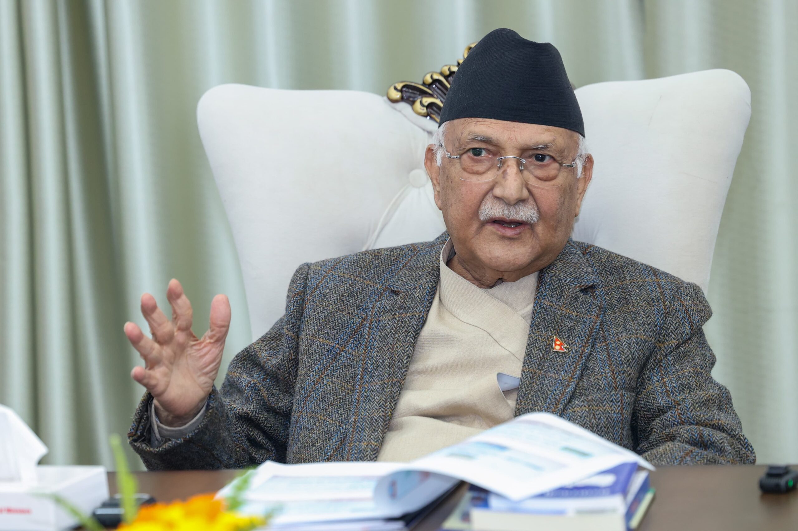 गगन थापासँग प्रधानमन्त्री आक्रोशित, बेडरुमसम्म बिचौलियाको पहुँच भएकाे प्रमाण दिन दिए चुनाैती