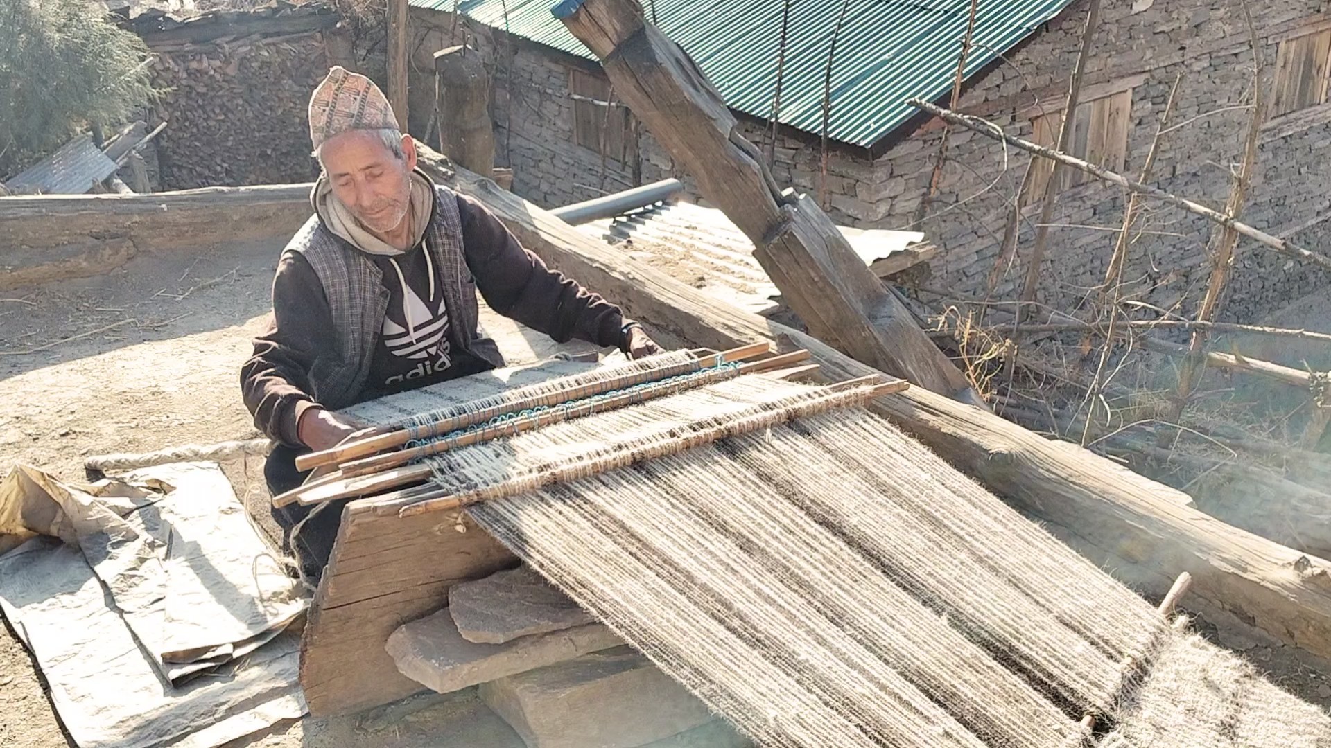 भेडापालक किसानहरु राडीपाखी बुनेर जीविकोपार्जन गर्दै