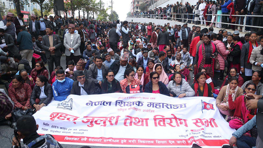 शिक्षकहरुले राजनीतिक दलको केन्द्रीय कार्यालयमा धर्ना दिदै, आज कांग्रेसको पालो