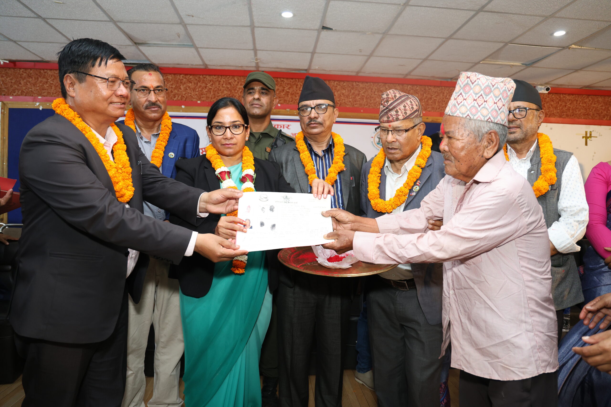 भरतपुरका १ सय २९ सुकुम्बासी घरधुरीलाई लालपूर्जा वितरण