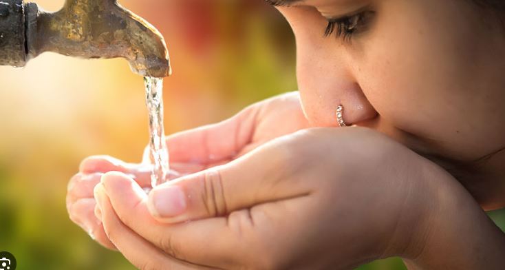 पानी पिउदाँ गलत त गरिरहनु भएको त छैन, उसो भए यो ४ तरिका जान्नुहोस्