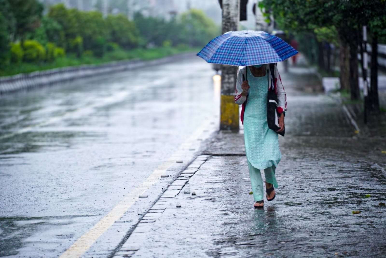 आज यी पाँच प्रदेशमा भारी वर्षाको सम्भावना, मधेस र लुम्बिनी प्रदेशमा हावाहुरी चल्ने