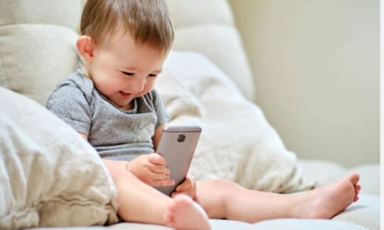 बालबालिकाकाे मोबाइल लत छुटाउने यी हुन् ५ टिप्स्