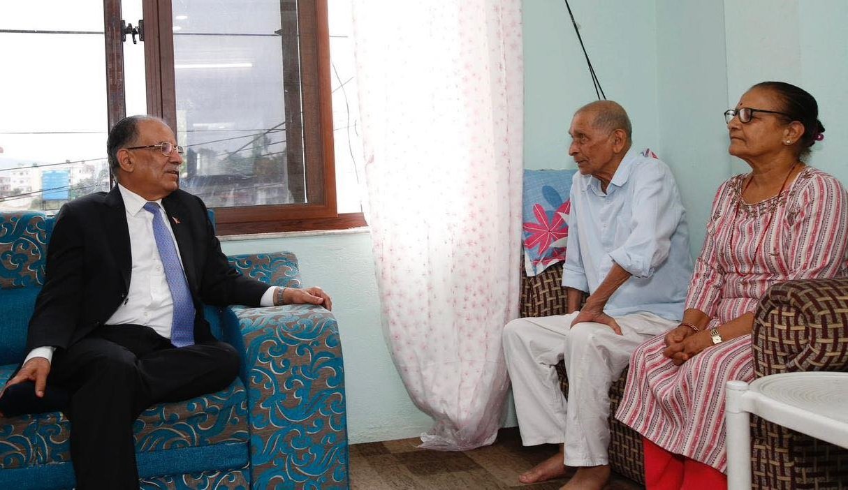 मोहन वैद्यलाई भेटेपछि प्रचण्डले भने– स्वास्थ्य अवस्था सुधार हुँदै गएको देख्दा खुसी लाग्यो