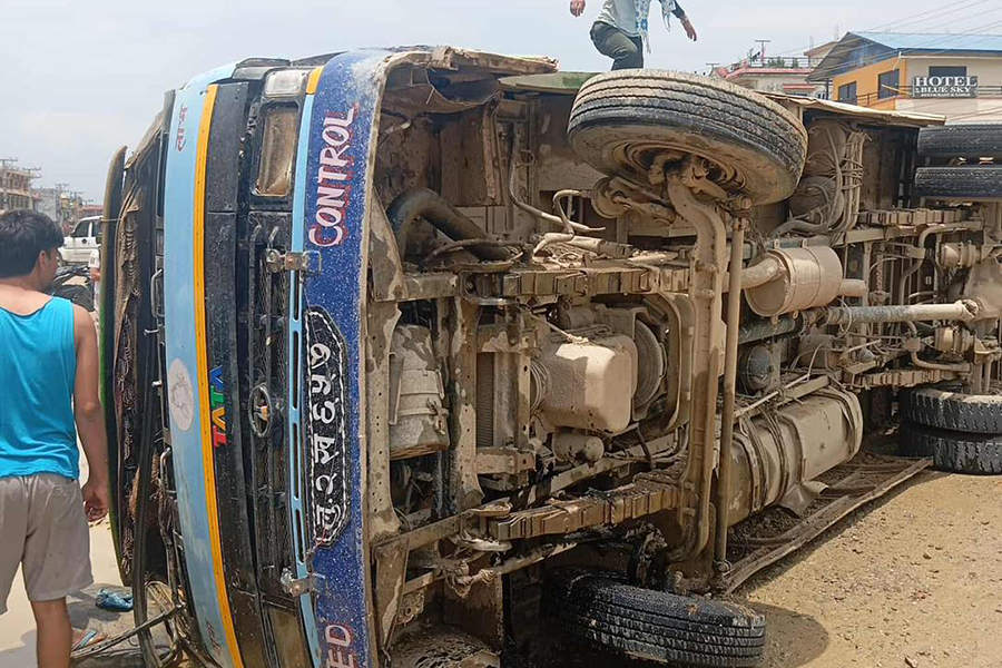 बर्दघाटमा बस पल्टिँदा १ जनाको मृत्यु, १३ घाइते