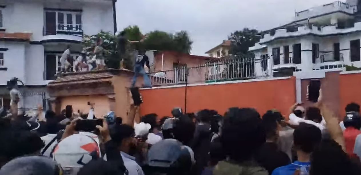 देउवा निवासमा सयौंको संख्यामा छिरे आन्दोलनकारी